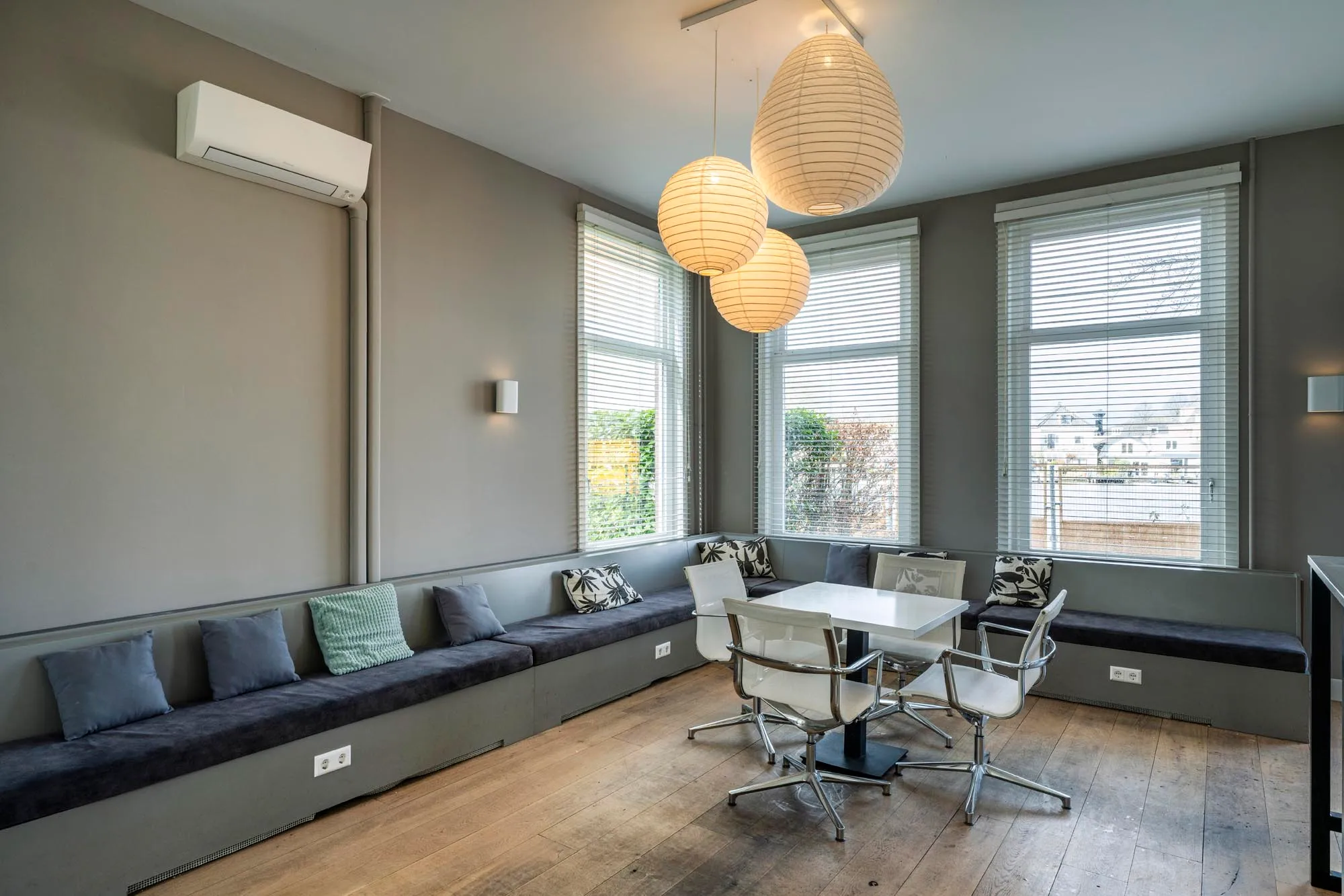 Een kamer in de Pastorie met zitbank langs de ramen