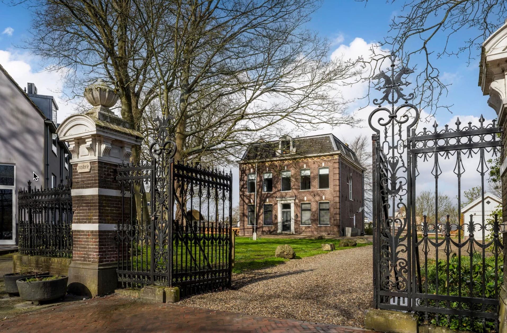 De geopende toegangspoort van de Pastorie aan de Amstel met zicht op de Pastorie